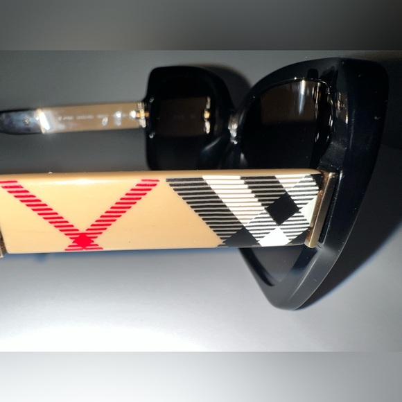 Burberry Oversized black Sunglasses- Authentic - Picture 7 of 7